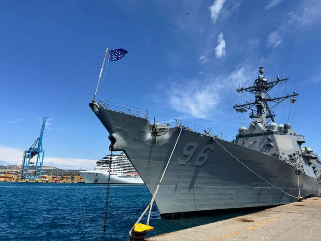 CIVITAVECCHIA, Italia - El destructor de misiles guiados de clase Arleigh Burke USS Bainbridge (DDG 96) llega a Civitavecchia, Italia, para una visita programada al puerto, el 3 de agosto de 2025. El Bainbridge, que forma parte del Segundo Escuadrón de Destructores y del Grupo de Ataque Doce de Portaaviones, se encuentra en un despliegue programado en la zona de operaciones de la 6ª Flota de los Estados Unidos para apoyar la eficacia, letalidad y preparación de las Fuerzas Navales de los Estados Unidos en Europa-África y defender los intereses de los Estados Unidos, los aliados y sus socios en la región. (Foto de cortesía de la Marina de los EE.UU.)