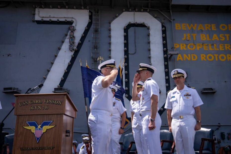 El Capitán Joshua Wenker, a la izquierda, releva al Capitán Matthew Thomas como oficial al mando del portaaviones de clase Nimitz USS Carl Vinson (CVN 70) durante una ceremonia de cambio de mando en la cubierta de vuelo del Vinson, el 30 de julio de 2025. El Vinson, buque insignia del Carrier Strike Group ONE, se encuentra en el muelle de Pearl Harbor, Hawái, para una visita programada al puerto. (Foto de la Marina de los EE.UU. por la Especialista en Comunicación de Masas de 2ª Clase Elizabeth Grubbs)
