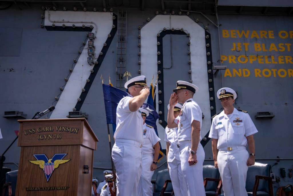 El Capitán Joshua Wenker, a la izquierda, releva al Capitán Matthew Thomas como oficial al mando del portaaviones de clase Nimitz USS Carl Vinson (CVN 70) durante una ceremonia de cambio de mando en la cubierta de vuelo del Vinson, el 30 de julio de 2025. El Vinson, buque insignia del Carrier Strike Group ONE, se encuentra en el muelle de Pearl Harbor, Hawái, para una visita programada al puerto. (Foto de la Marina de los EE.UU. por la Especialista en Comunicación de Masas de 2ª Clase Elizabeth Grubbs)