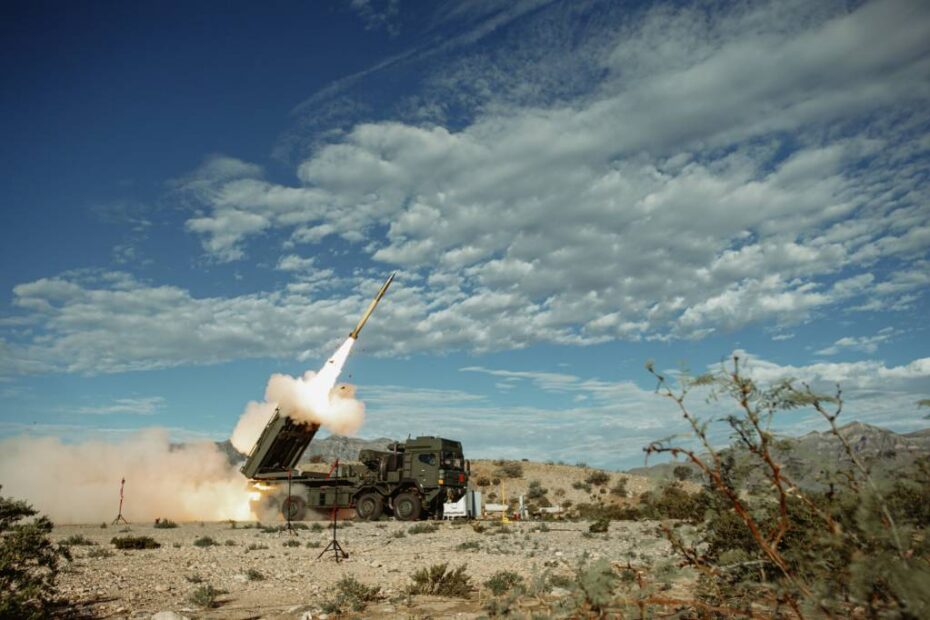 El Global Mobile Artillery Rocket System (GMARS) se disparó en directo por primera vez en White Sands Missile Range, Nuevo México. En asociación entre Lockheed Martin y Rheinmetall, el lanzador está diseñado para ser interoperable con HIMARS y M270. Foto cortesía del Ejército de EE.UU.