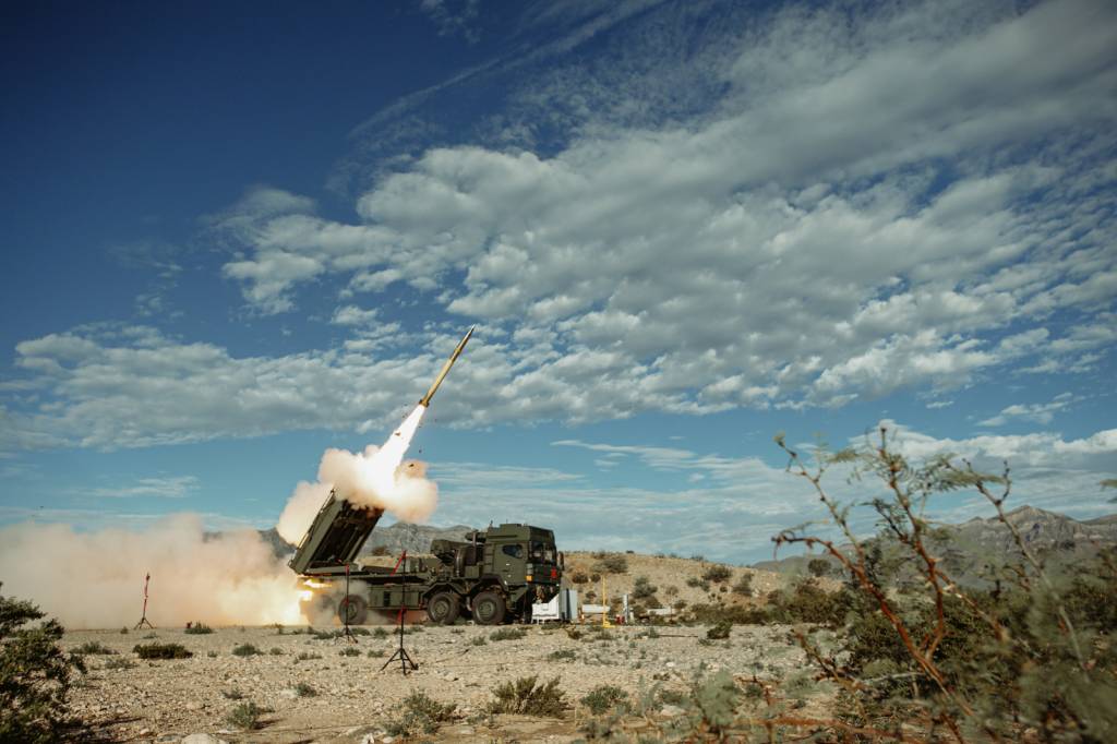 El Global Mobile Artillery Rocket System (GMARS) se disparó en directo por primera vez en White Sands Missile Range, Nuevo México. En asociación entre Lockheed Martin y Rheinmetall, el lanzador está diseñado para ser interoperable con HIMARS y M270. Foto cortesía del Ejército de EE.UU.