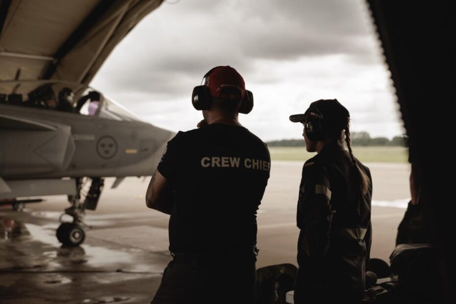 El servicio cruzado es un elemento fundamental del concepto de Empleo Ágil en Combate (ACE) de la OTAN. La colaboración entre las fuerzas suecas, británicas y polacas demuestra el compromiso de la OTAN con la integración y el apoyo mutuo, lo que subraya la fortaleza de la postura de defensa colectiva y disuasión de la Alianza. Foto cortesía de la Fuerza Aérea Sueca.