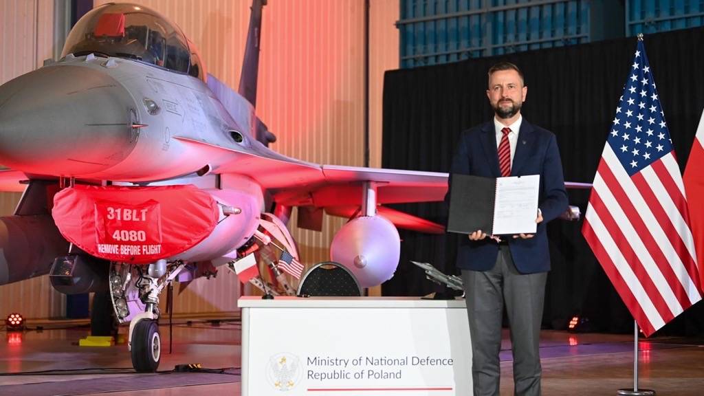 El viceprimer ministro y ministro de Defensa Nacional, Władysław Kosiniak-Kamysz, firma una carta de oferta y aceptación para modernizar la flota de F-16 de Polonia a la avanzada configuración Viper, mejorando la defensa aérea del país y la interoperabilidad con la OTAN. (Foto cortesía del Ministerio de Defensa Nacional de la República de Polonia)