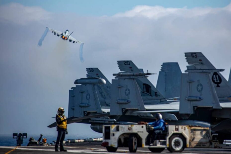 Un F/A-18F Super Hornet, adscrito al Escuadrón de Cazas de Ataque (VFA) 41, despega desde la cubierta de vuelo del portaaviones clase Nimitz USS Abraham Lincoln (CVN 72) durante el ejercicio Northern Edge 2025 (NE25). NE25 es un ejercicio dirigido por el Comando Indo-Pacífico de los Estados Unidos que sirve como plataforma para operaciones conjuntas y multidominio con el fin de proporcionar un entrenamiento realista y de alto nivel a los combatientes, fortalecer la interoperabilidad conjunta y mejorar la preparación para el combate aéreo y marítimo de las fuerzas estadounidenses y participantes. (Foto de la Marina de los Estados Unidos tomada por el marinero especialista en comunicación masiva Daniel Kimmelman).