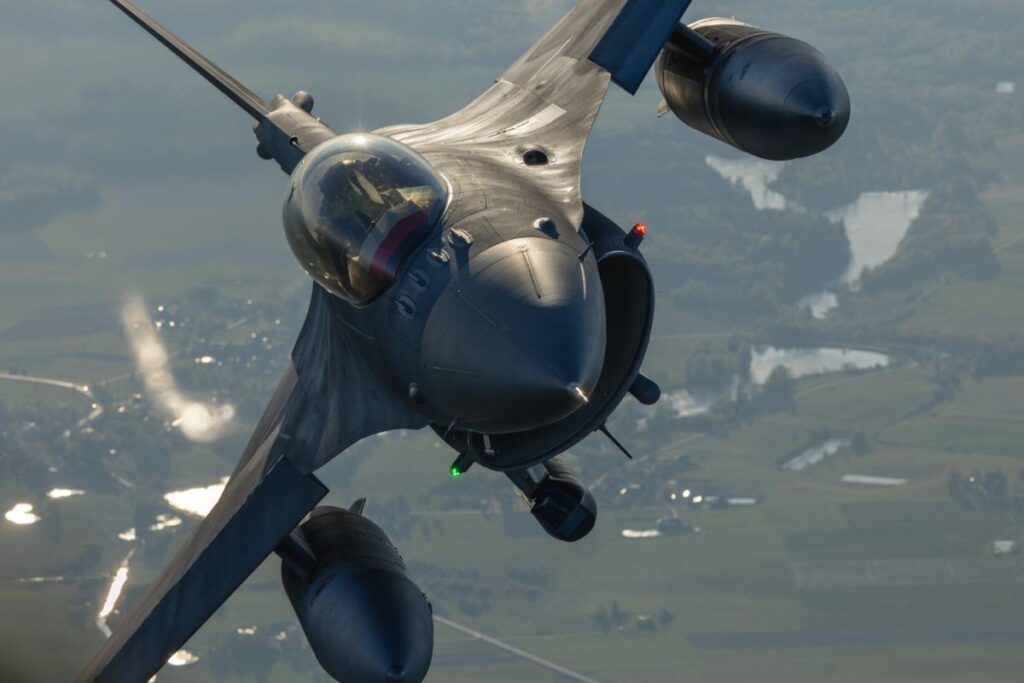 Cuatro F-16 Fighting Falcons polacos apoyaron la misión desde abril de 2025. Polonia tiene un largo historial de misiones de policía aérea desde Šiauliai, habiendo completado su primera misión de policía aérea en el Báltico (BAP) en 2006.