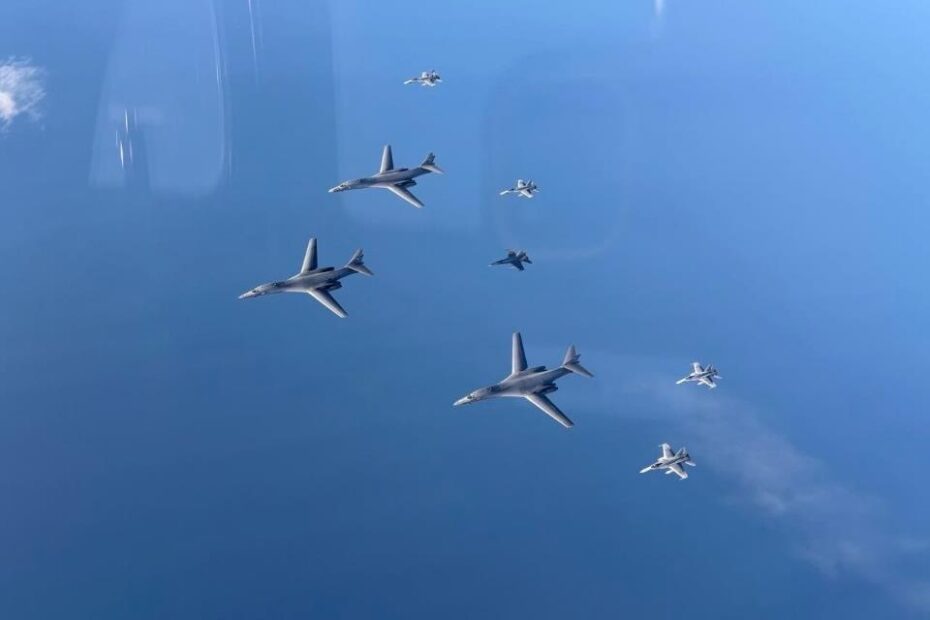 Los aviones B1-B Lancer de la Fuerza Aérea de los Estados Unidos, en ruta a través del Ártico, fueron escoltados por aviones EF/A-18M Hornet de la Fuerza Aérea Española desde la base aérea de Keflavik, Islandia, en apoyo de la misión de policía aérea de la OTAN, el 9 de agosto de 2025. Operar junto con la policía aérea de la OTAN fomenta la confianza, perfecciona las tácticas conjuntas y garantiza que las fuerzas aliadas puedan responder juntas con rapidez y precisión en cualquier entorno. Foto cortesía del Ejército del Aire y del Espacio Español.