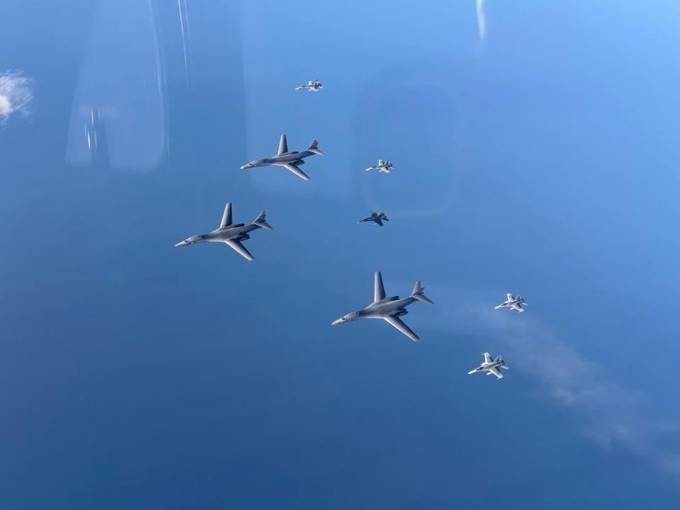 Los aviones B1-B Lancer de la Fuerza Aérea de los Estados Unidos, en ruta a través del Ártico, fueron escoltados por aviones EF/A-18M Hornet de la Fuerza Aérea Española desde la base aérea de Keflavik, Islandia, en apoyo de la misión de policía aérea de la OTAN, el 9 de agosto de 2025. Operar junto con la policía aérea de la OTAN fomenta la confianza, perfecciona las tácticas conjuntas y garantiza que las fuerzas aliadas puedan responder juntas con rapidez y precisión en cualquier entorno. Foto cortesía del Ejército del Aire y del Espacio Español.