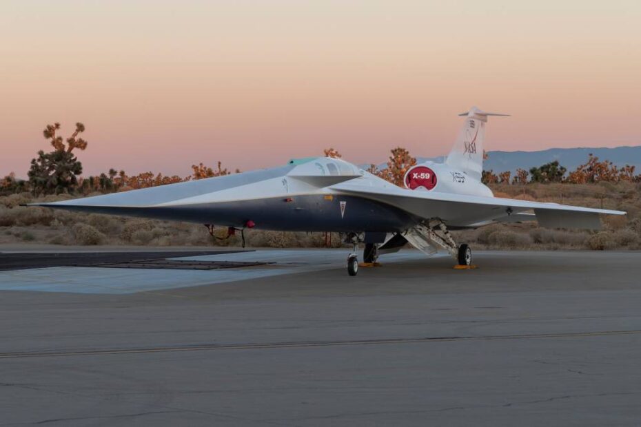 El avión supersónico silencioso X-59 de la NASA se encuentra en la rampa de Lockheed Martin Skunk Works en Palmdale, California, durante el amanecer, poco después de terminar su pintura en diciembre de 2023. Crédito: NASA/Steve Freeman