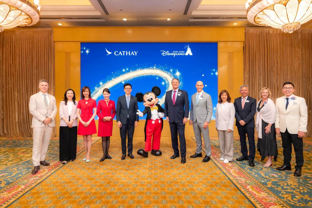 El director ejecutivo de Cathay Group, Ronald Lam (quinto por la izquierda), la directora comercial y de atención al cliente de Cathay, Lavinia Lau (tercera por la izquierda), la directora de viajes de Cathay, Erica Peng (segunda por la izquierda), el querido Mickey Mouse, el director general de HKDL, Michael Moriarty (sexto por la derecha), el vicepresidente y director financiero de HKDL, Lesz Banham (quinto por la derecha), junto con otros miembros de la dirección de ambas partes, asistieron a la ceremonia de firma del memorando de entendimiento para celebrar este hito. ©Cathay Group