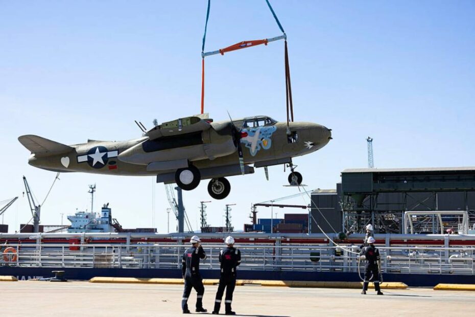 Un avión bombardero Douglas A-20 Havoc es cargado en el ADV Reliant para su transporte al Museo Nacional y Galería de Arte de Papúa Nueva Guinea en el puerto de Townsville, Queensland, el 5 de junio de 2025. ©Departamento de Defensa de Australia