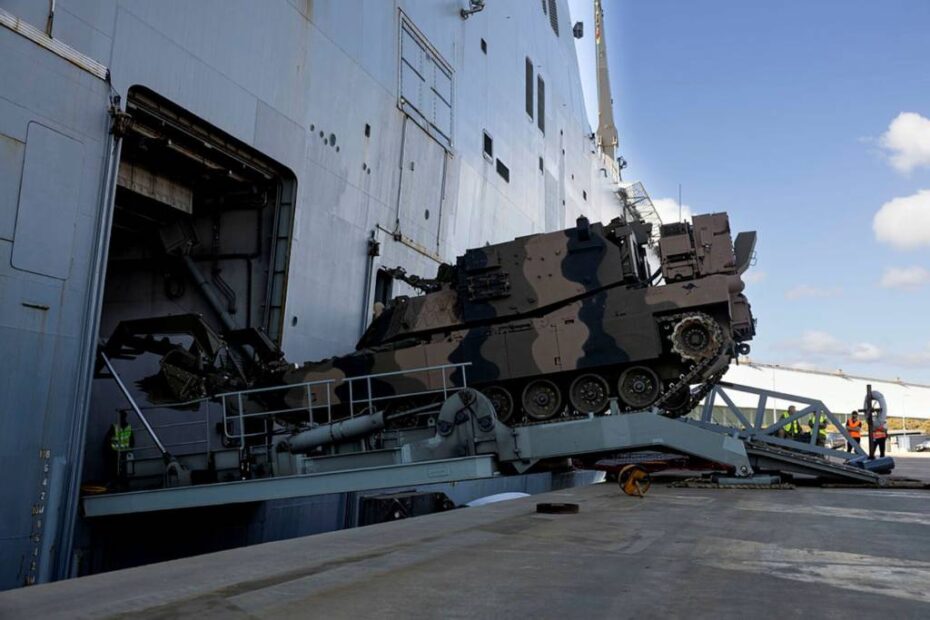 Un vehículo de asalto M1150 del Ejército Australiano embarca en el HMAS Adelaide durante las pruebas de transportabilidad marítima en el puerto de Townsville, Queensland, el 4 de septiembre de 2025. ©Departamento de Defensa de Australia