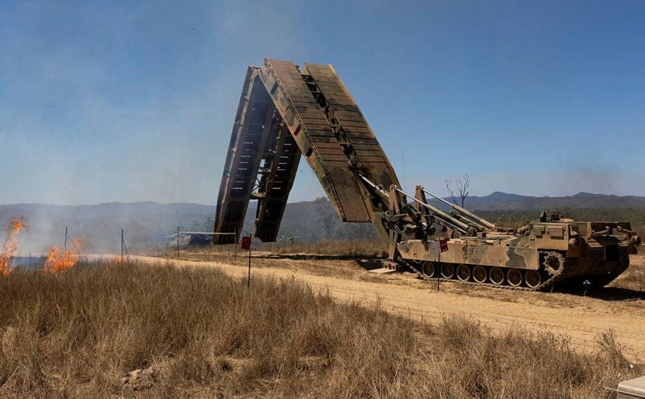 Un puente de asalto conjunto M1110 del Ejército Australiano se despliega durante una serie de disparos reales del Sistema de Capacidad Blindada Pesada en el Área de Entrenamiento de Campo de Townsville, Queensland, el 11 de septiembre de 2025. ©©Departamento de Defensa de Australia