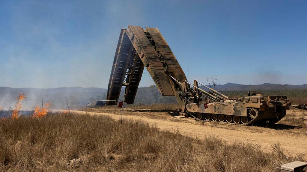 Un puente de asalto conjunto M1110 del Ejército Australiano se despliega durante una serie de disparos reales del Sistema de Capacidad Blindada Pesada en el Área de Entrenamiento de Campo de Townsville, Queensland, el 11 de septiembre de 2025. ©©Departamento de Defensa de Australia