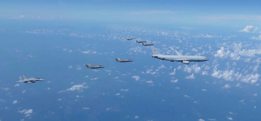 Antes del ejercicio Bushido Guardian, aviones de combate de la Real Fuerza Aérea Australiana, las Fuerzas de Autodefensa de Japón y la Fuerza Aérea de los Estados Unidos llevaron a cabo una actividad trilateral para reafirmar nuestro compromiso con la estabilidad regional. ©Departamento de Defensa de Australia