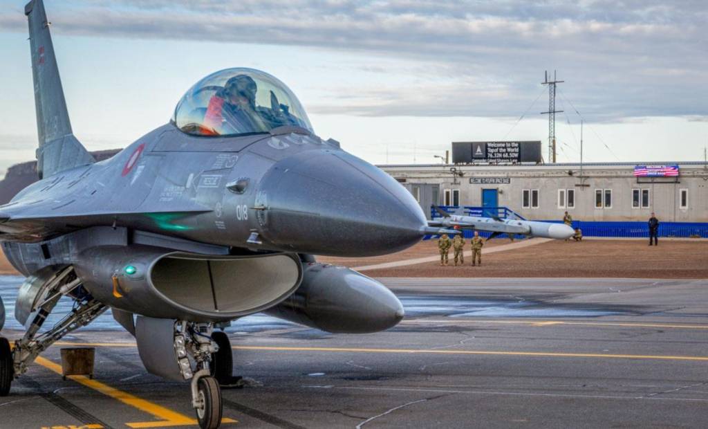 F-16 danés visitando la base estadounidense en Groenlandia, la Base Espacial Pituffik. Foto cortesía de la Real Fuerza Aérea Danesa.