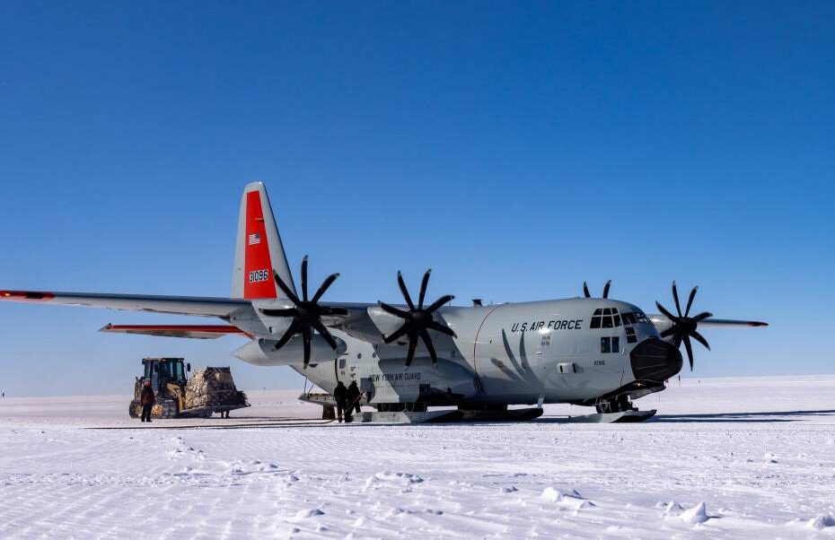 Un avión LC-130 Hércules del 109.º Ala de Transporte Aéreo se descarga en la estación Summit, Groenlandia, el 9 de mayo de 2024. La estación Summit es ideal para estudiar el transporte intercontinental de largo alcance y sus efectos en la superficie de la capa de hielo. Foto de la ANg por la sargento Jocelyn Tuller.