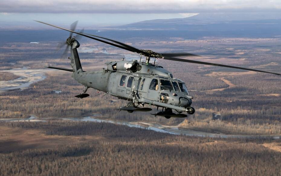 Un helicóptero HH-60G Pave Hawk de la Guardia Aérea Nacional de Alaska, asignado al Escuadrón de Rescate 210, sobrevuela la Base Conjunta Elmendorf-Richardson, en Alaska, mientras realiza una operación de entrenamiento el 2 de octubre de 2024. El Pave Hawk es la plataforma principal del Ala 176 para la extracción de personal, ya que este helicóptero apto para todo tipo de condiciones meteorológicas puede aterrizar en una gran variedad de lugares inhóspitos y la tripulación puede utilizar el cabrestante de rescate cuando no es posible aterrizar. El 210.º, junto con los 211.º y 212.º RQS, conforman la Tríada de Rescate del Ala 176 y se encuentran entre las unidades de búsqueda y rescate en combate más activas del mundo. (Foto de la Guardia Nacional de Alaska por Alejandro Peña)