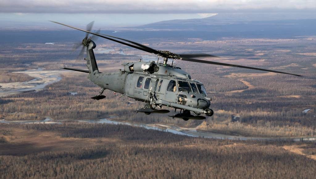 Un helicóptero HH-60G Pave Hawk de la Guardia Aérea Nacional de Alaska, asignado al Escuadrón de Rescate 210, sobrevuela la Base Conjunta Elmendorf-Richardson, en Alaska, mientras realiza una operación de entrenamiento el 2 de octubre de 2024. El Pave Hawk es la plataforma principal del Ala 176 para la extracción de personal, ya que este helicóptero apto para todo tipo de condiciones meteorológicas puede aterrizar en una gran variedad de lugares inhóspitos y la tripulación puede utilizar el cabrestante de rescate cuando no es posible aterrizar. El 210.º, junto con los 211.º y 212.º RQS, conforman la Tríada de Rescate del Ala 176 y se encuentran entre las unidades de búsqueda y rescate en combate más activas del mundo. (Foto de la Guardia Nacional de Alaska por Alejandro Peña)