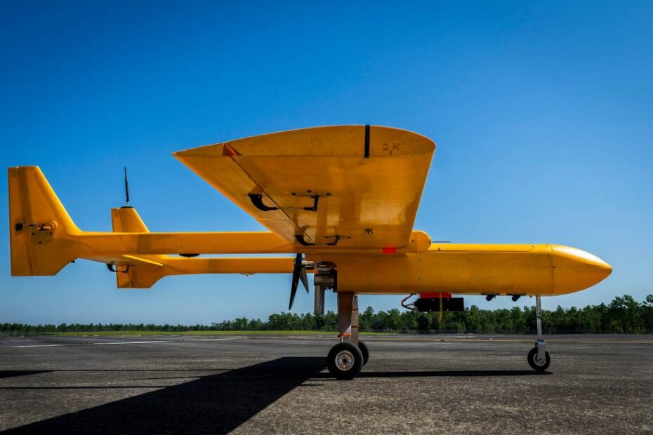 El Osprey MK-III espera para despegar en la base aérea de Eglin, Florida, el 15 de agosto de 2025. El sistema aéreo no tripulado realizó su primera prueba de vuelo con el software de navegación alternativo de un desarrollador externo conectado. Imagen: DoD/USAF