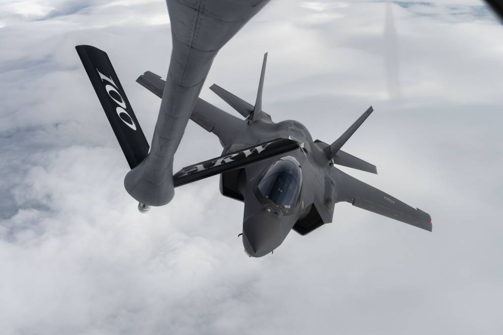 Un F-35 Lightning II de la Real Fuerza Aérea Noruega se aproxima a un KC-135 Stratotanker del 100.º Ala de Reabastecimiento Aéreo, RAF Mildenhall, para repostar combustible sobre Noruega el 3 de septiembre de 2025. Estados Unidos se asoció con sus aliados noruegos para probar las capacidades de ataque marítimo de precisión de última generación. Los KC-135 también desempeñaron un papel fundamental en el ataque, apoyando el viaje de los B-2 Spirit de la Fuerza Aérea de Estados Unidos y los F-35 noruegos hacia y desde la región. (Foto de la Fuerza Aérea de Estados Unidos por la sargento técnica Jesenia Landaverde)