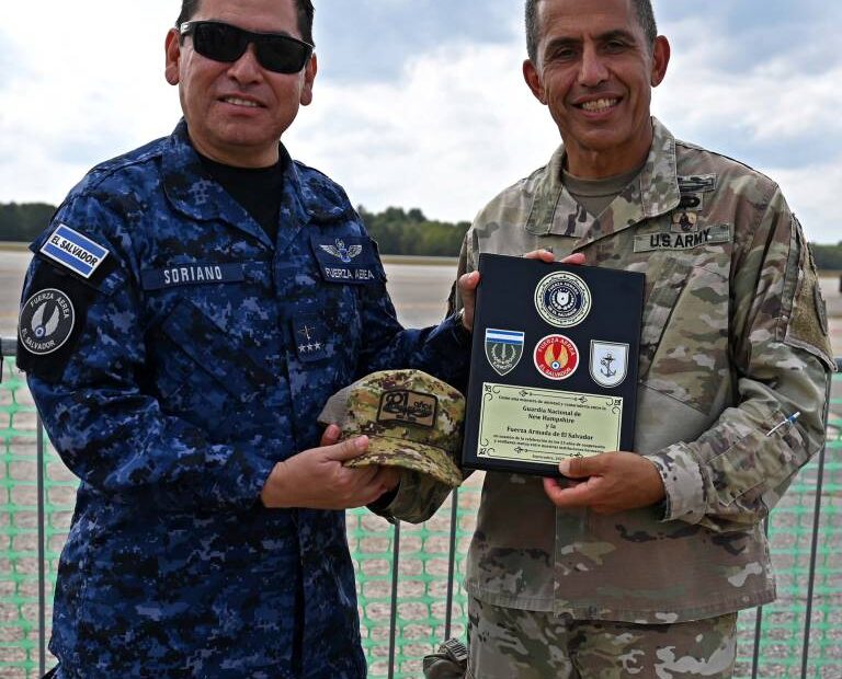 Desde la izquierda, el coronel Pablo Soriano, jefe de la Fuerza Aérea Salvadoreña, entrega al ayudante general David Mikolaities un obsequio y una placa en la exhibición aérea Thunder Over New Hampshire, celebrada el 6 de septiembre de 2025 en la Base Aérea Nacional Pease, en Newington, N.H. Se celebró una modesta ceremonia en la pista de vuelo para conmemorar el 25.º aniversario del Programa de Hermanamiento entre El Salvador y la Guardia Nacional de New Hampshire. Foto de la ANG por el sargento mayor Charles Johnston.