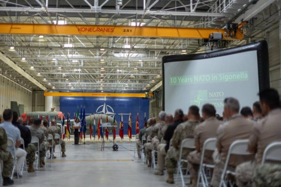 Ambiente dentro del hangar de la Fuerza Aérea Italiana en la base aérea italiana de Sigonella durante la celebración del décimo aniversario de la NISRF (Foto: Bundeswehr/Twardy)