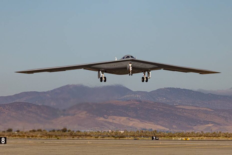 Un segundo avión de pruebas B-21 Raider despega el 11 de septiembre de 2025 desde Palmdale, California, para unirse a la campaña de pruebas de vuelo de la Fuerza Aérea en la base aérea de Edwards, California. La incorporación del segundo avión de pruebas amplía las pruebas de integración de los sistemas de misión y las armas, lo que hace avanzar el programa hacia la preparación operativa. (Foto cortesía)