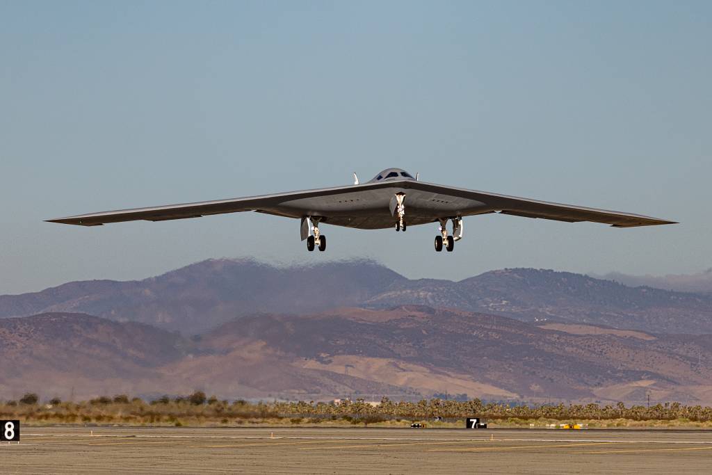 Un segundo avión de pruebas B-21 Raider despega el 11 de septiembre de 2025 desde Palmdale, California, para unirse a la campaña de pruebas de vuelo de la Fuerza Aérea en la base aérea de Edwards, California. La incorporación del segundo avión de pruebas amplía las pruebas de integración de los sistemas de misión y las armas, lo que hace avanzar el programa hacia la preparación operativa. (Foto cortesía)