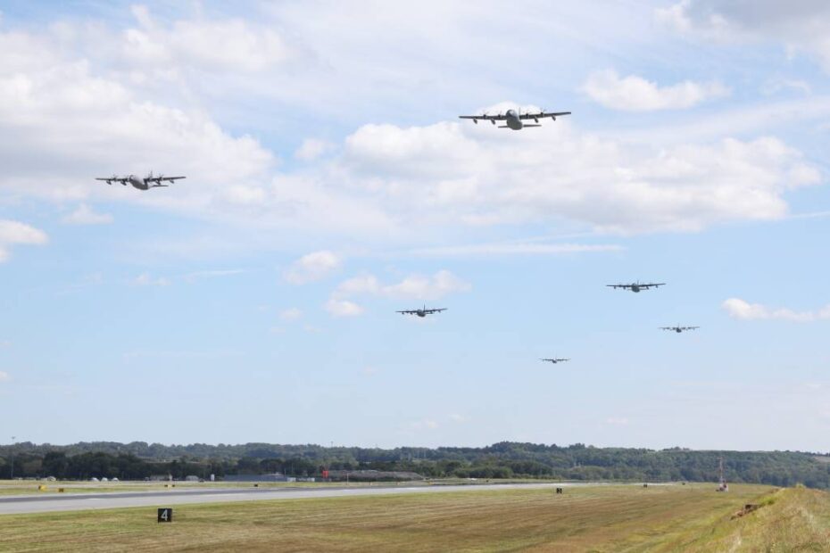 Los aviadores estadounidenses del Ala de Operaciones Especiales 193 llevaron a cabo un entrenamiento rutinario de lanzamiento de la flota desde el Aeropuerto Internacional de Harrisburg en Middletown, Pensilvania, el 11 de septiembre de 2025, coincidiendo con la conmemoración del Día del Patriota. Esta formación de vuelo de seis aviones MC-130J Commando II siguió una ruta visible para muchos en el centro de Pensilvania. Foto de la ANG por: Sargento de primera clase Zane Craig