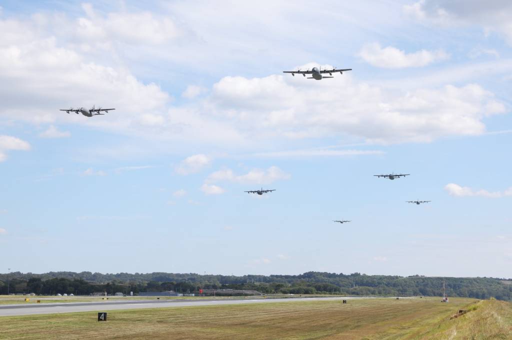 Los aviadores estadounidenses del Ala de Operaciones Especiales 193 llevaron a cabo un entrenamiento rutinario de lanzamiento de la flota desde el Aeropuerto Internacional de Harrisburg en Middletown, Pensilvania, el 11 de septiembre de 2025, coincidiendo con la conmemoración del Día del Patriota. Esta formación de vuelo de seis aviones MC-130J Commando II siguió una ruta visible para muchos en el centro de Pensilvania. Foto de la ANG por: Sargento de primera clase Zane Craig