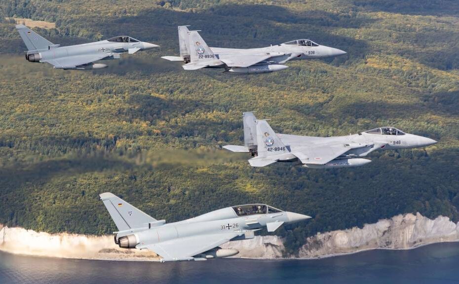 Dos F-15 japoneses y dos Eurofighters vuelan en formación frente a la costa del mar Báltico en el marco del ejercicio «Atlantic Eagles». © Bundeswehr/Christian Timmig