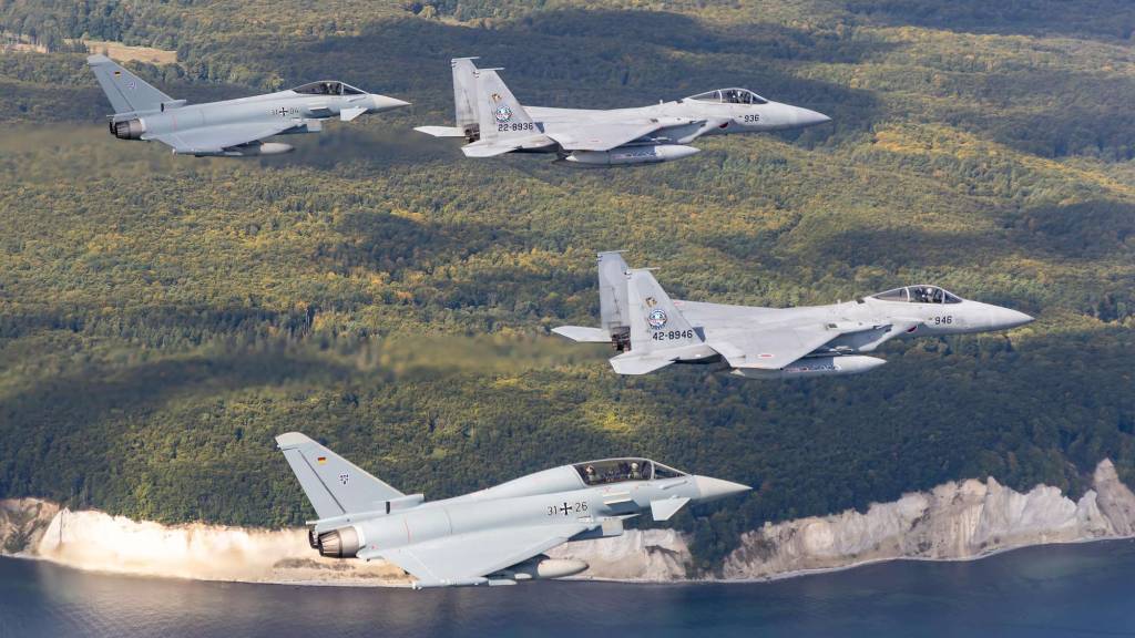 Dos F-15 japoneses y dos Eurofighters vuelan en formación frente a la costa del mar Báltico en el marco del ejercicio «Atlantic Eagles». © Bundeswehr/Christian Timmig