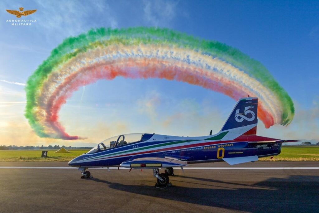 El Aermacchi MB-339 del 313° Gruppo Addestramento Acrobatico (313.º Grupo de Entrenamiento Acrobático), también conocido como Frecce Tricolori. Este emblemático avión a reacción, con base en la base aérea de Rivolto, es la columna vertebral del equipo acrobático nacional de Italia. Foto cortesía de la Fuerza Aérea Italiana.