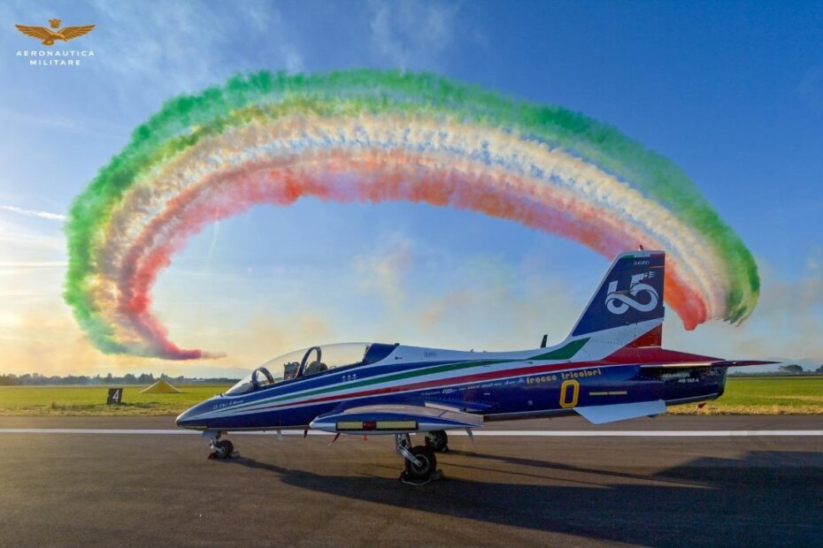 El Aermacchi MB-339 del 313° Gruppo Addestramento Acrobatico (313.º Grupo de Entrenamiento Acrobático), también conocido como Frecce Tricolori. Este emblemático avión a reacción, con base en la base aérea de Rivolto, es la columna vertebral del equipo acrobático nacional de Italia. Foto cortesía de la Fuerza Aérea Italiana.