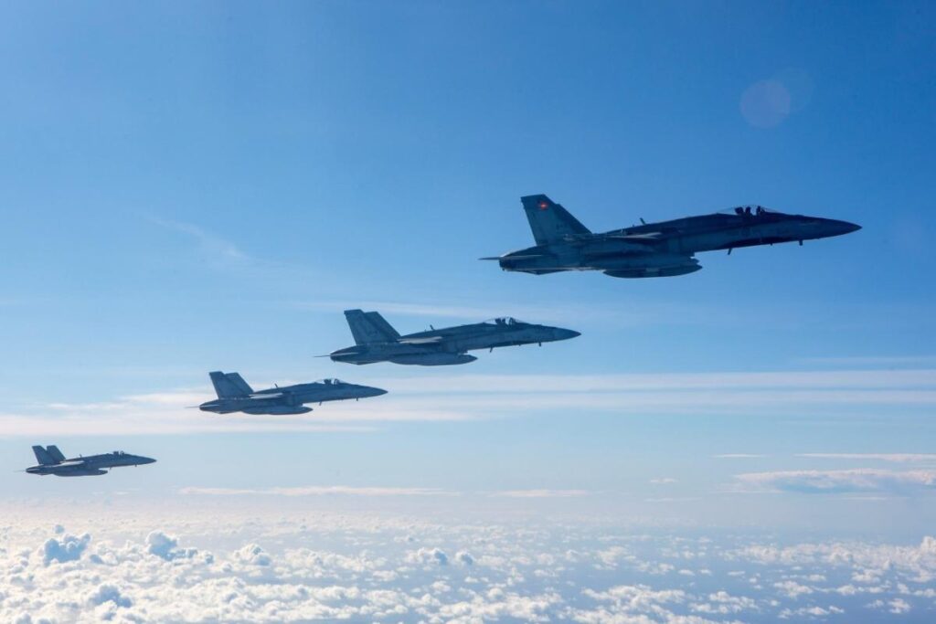 F-18 canadienses vuelan en formación durante el ejercicio multinacional británico Cobra Warrior 25-2. Foto cortesía de la Real Fuerza Aérea Británica.