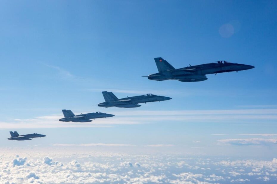 F-18 canadienses vuelan en formación durante el ejercicio multinacional británico Cobra Warrior 25-2. Foto cortesía de la Real Fuerza Aérea Británica.