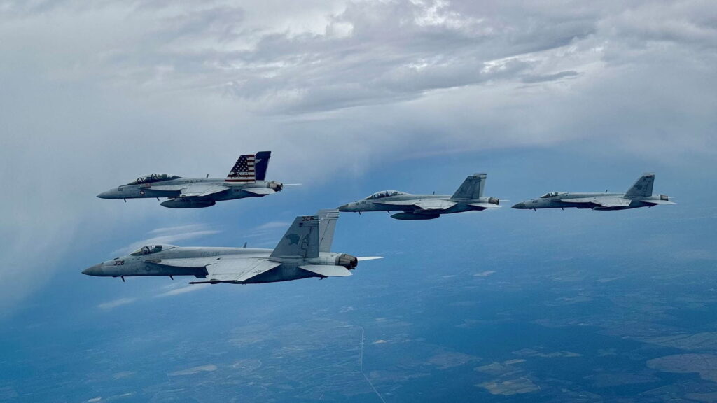 Raytheon ha completado con éxito una importante revisión de su nuevo prototipo de Guerra Electrónica Avanzada (ADVEW) para el F/A-18E/F Super Hornet de la Armada de los Estados Unidos (foto de la Armada de los Estados Unidos tomada por el comandante Kyle Terwilliger).