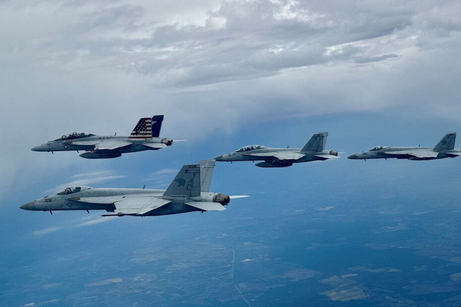 Raytheon ha completado con éxito una importante revisión de su nuevo prototipo de Guerra Electrónica Avanzada (ADVEW) para el F/A-18E/F Super Hornet de la Armada de los Estados Unidos (foto de la Armada de los Estados Unidos tomada por el comandante Kyle Terwilliger).