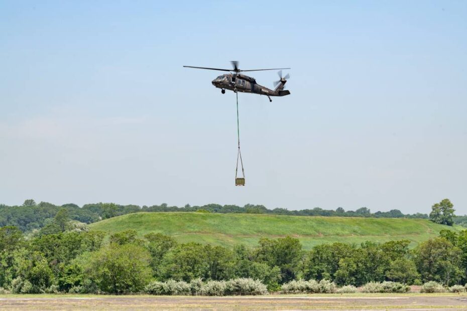 El helicóptero Black Hawk, pilotado de forma opcional, vuela con una carga suspendida en modo totalmente autónomo durante la demostración del ALC en la sede central de Sikorsky en Stratford, Connecticut. © Lockheed Martin