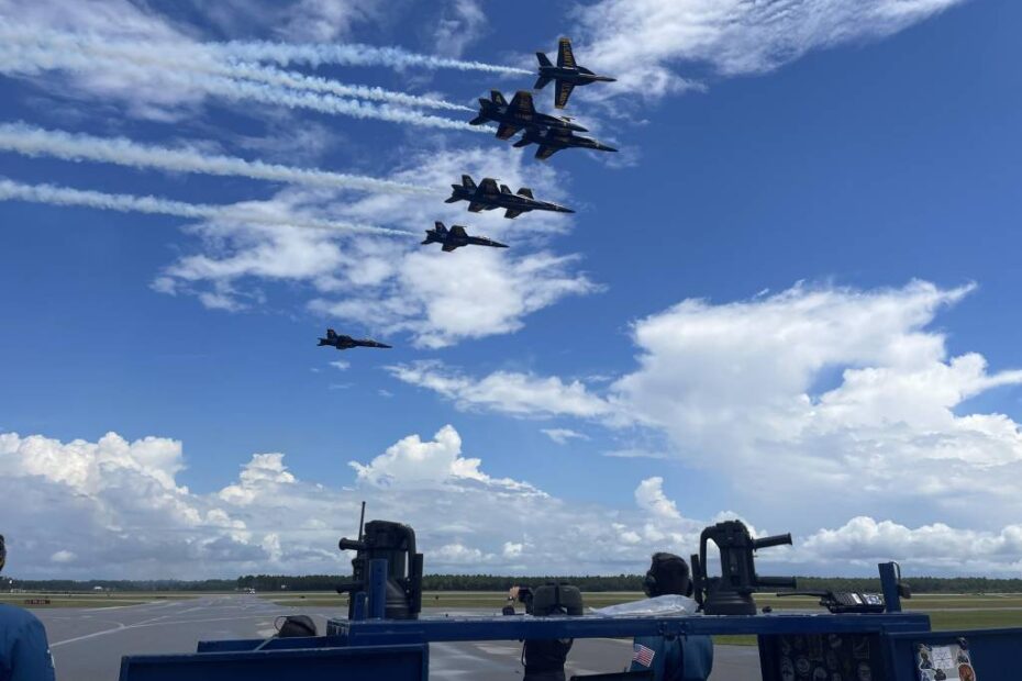 Los Blue Angels de la Marina de los Estados Unidos sobrevuelan un nuevo sistema de comunicación terrestre desarrollado por NAWCAD WOLF en un evento de prueba y demostración en Pensacola, Florida, el 24 de julio. (Foto de la Marina de los Estados Unidos)