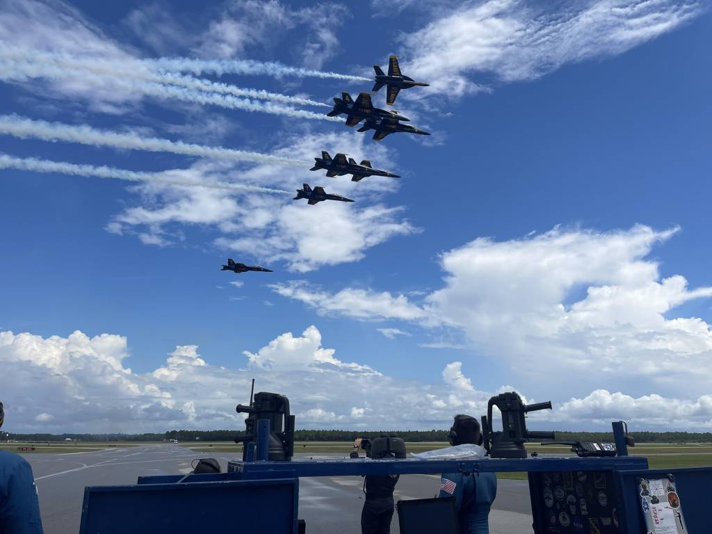 Los Blue Angels de la Marina de los Estados Unidos sobrevuelan un nuevo sistema de comunicación terrestre desarrollado por NAWCAD WOLF en un evento de prueba y demostración en Pensacola, Florida, el 24 de julio. (Foto de la Marina de los Estados Unidos)