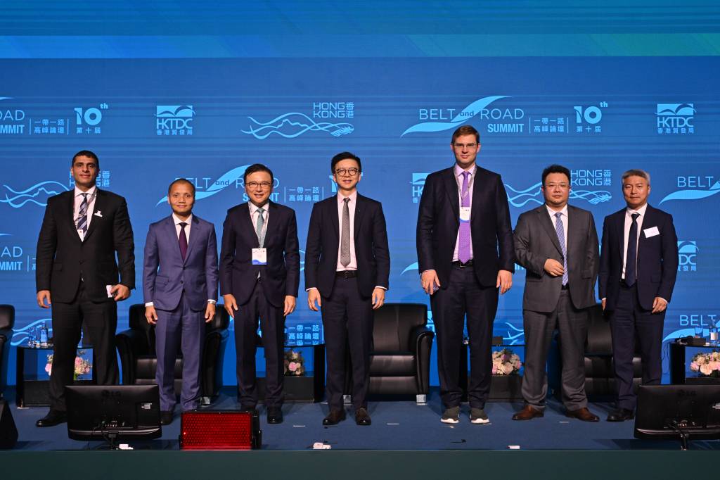 El director ejecutivo del Grupo Cathay, Ronald Lam (centro), participó en una mesa redonda junto con otros líderes del sector en la 10.ª Cumbre de la Franja y la Ruta. (Crédito de la foto: Consejo de Desarrollo Comercial de Hong Kong)