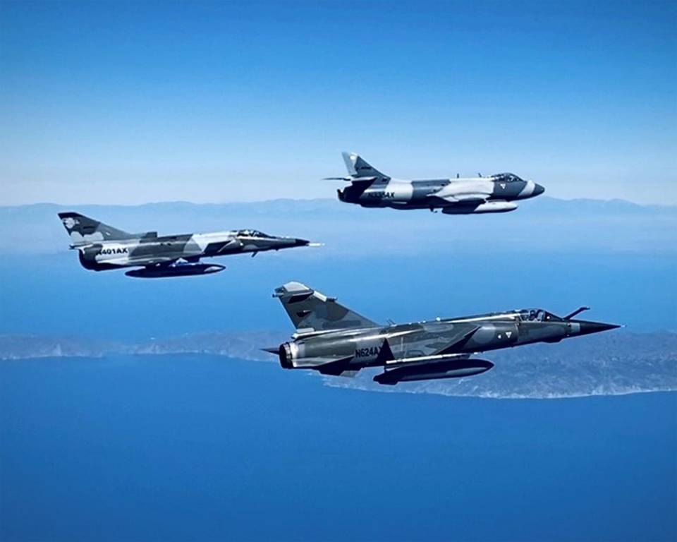 El contrato de servicios de aviones de combate proporciona apoyo a la flota utilizando aviones de combate subsónicos y supersónicos de alta velocidad, propiedad del contratista y operados por él, para una variedad de simulaciones de amenazas aéreas tanto para los aviadores de la Armada de los Estados Unidos como para los del Cuerpo de Marines de los Estados Unidos. JSF photo