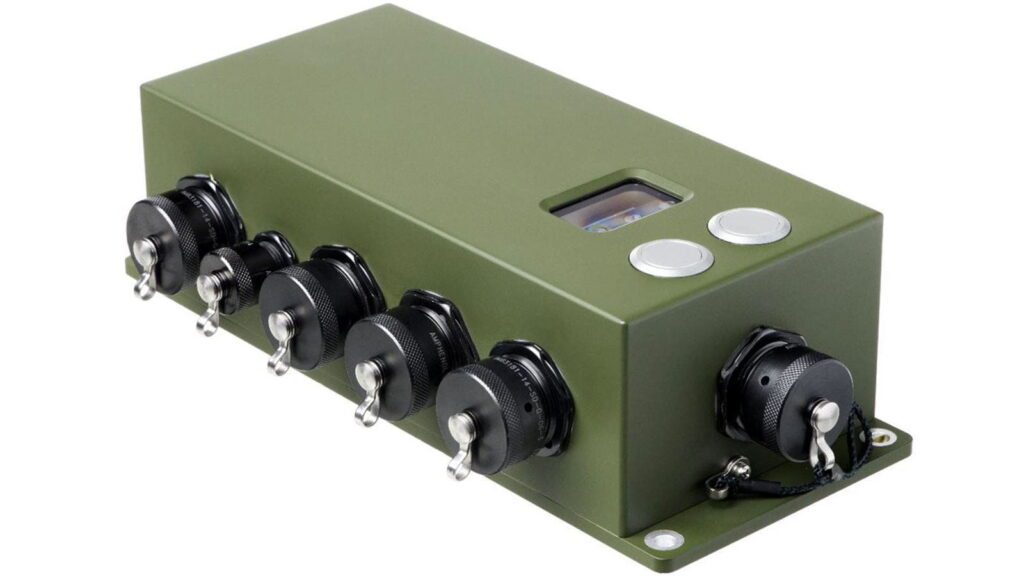 El NavHub-200M es un receptor montado de posicionamiento, navegación y sincronización garantizados (APNT) diseñado para mejorar significativamente la resistencia frente a amenazas de interferencias y suplantación de identidad. ©RTX