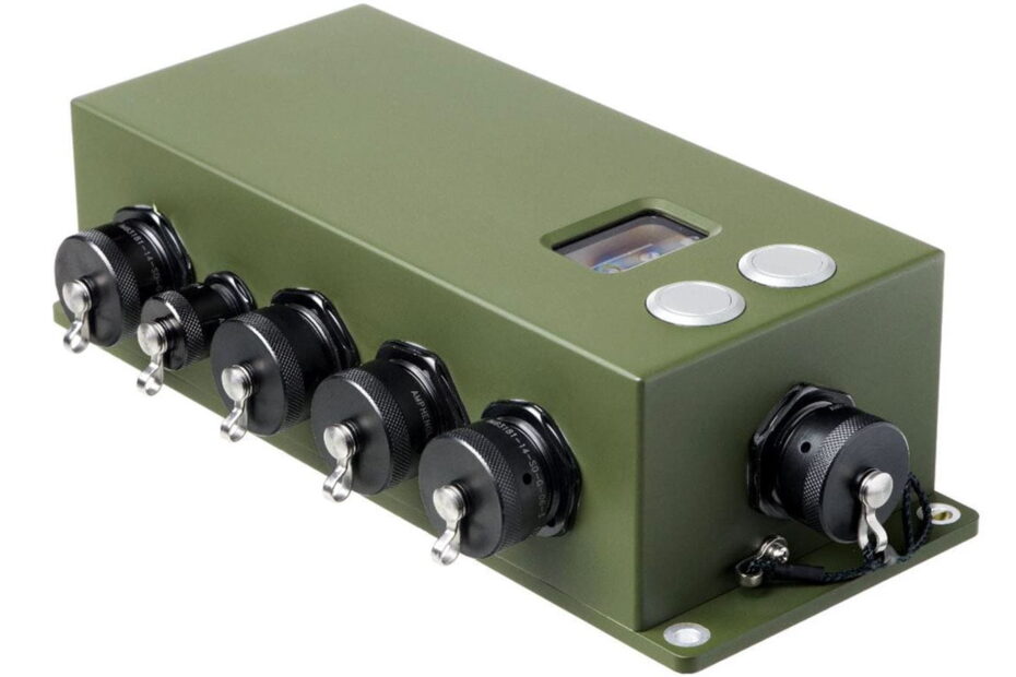 El NavHub-200M es un receptor montado de posicionamiento, navegación y sincronización garantizados (APNT) diseñado para mejorar significativamente la resistencia frente a amenazas de interferencias y suplantación de identidad. ©RTX