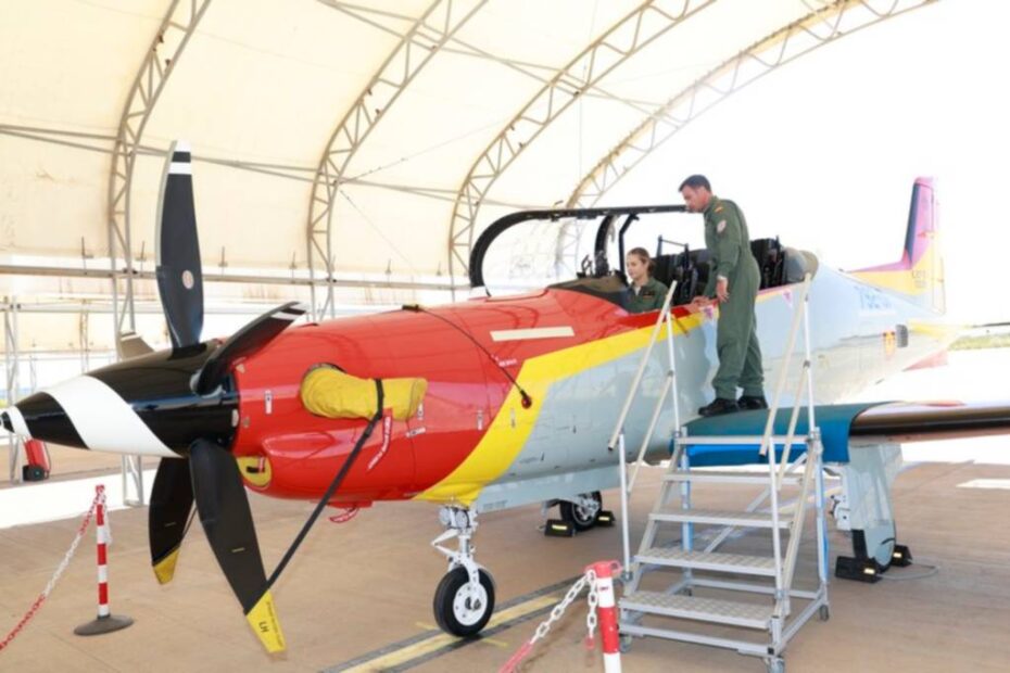 La Princesa de Asturias recibe instrucciones sobre el PC 21 "Pilatus" © Casa de S.M. el Rey