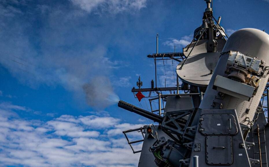 El destructor lanzamisiles guiados clase Arleigh Burke USS Rafael Peralta (DDG 115) dispara un sistema de armas de corto alcance (CIWS) Phalanx durante un ejercicio de fuego real (fotografía de la Marina de los Estados Unidos realizada por el especialista en comunicación de masas de segunda clase Colby A. Mothershead).