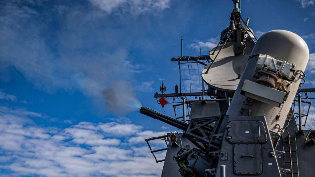 El destructor lanzamisiles guiados clase Arleigh Burke USS Rafael Peralta (DDG 115) dispara un sistema de armas de corto alcance (CIWS) Phalanx durante un ejercicio de fuego real (fotografía de la Marina de los Estados Unidos realizada por el especialista en comunicación de masas de segunda clase Colby A. Mothershead).