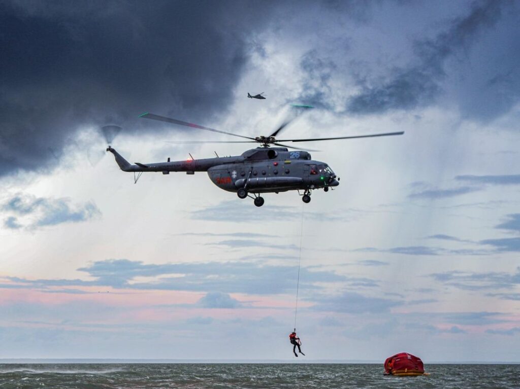 La presencia de helicópteros de rescate de la Fuerza Aérea garantizó que la tripulación fuera rescatada en condiciones marítimas reales, lo que mejoró la integración multidominio entre los recursos aéreos y navales. Foto cortesía de la Fuerza Aérea de Lituania.