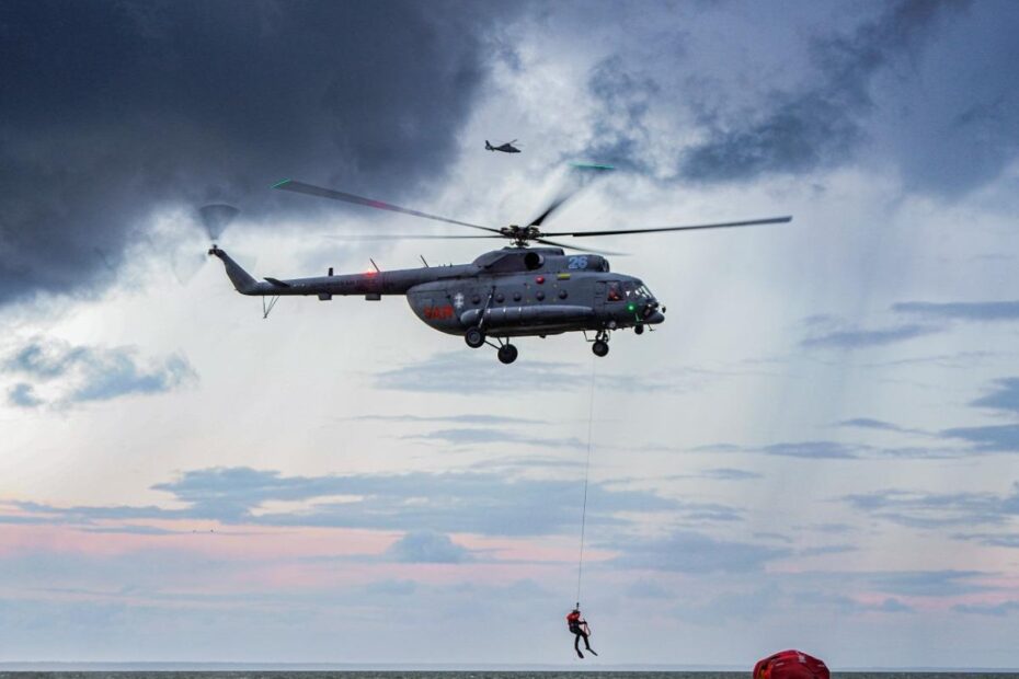 La presencia de helicópteros de rescate de la Fuerza Aérea garantizó que la tripulación fuera rescatada en condiciones marítimas reales, lo que mejoró la integración multidominio entre los recursos aéreos y navales. Foto cortesía de la Fuerza Aérea de Lituania.